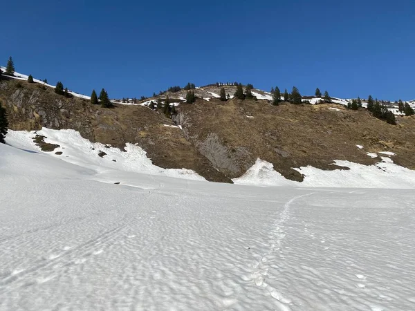 Prachtige Winterwandelwegen Sporen Alpiene Dalen Ijzige Bergtoppen Van Het Bergmassief — Stockfoto