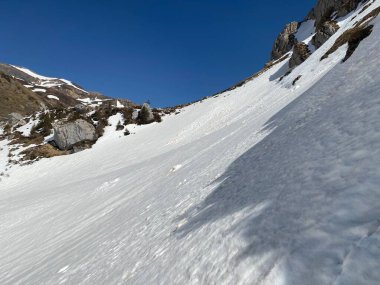 Glarus Alp Dağları 'nın buzlu zirveleri olan İsviçre' nin Glarus Kantonu 'nda (Schweiz)