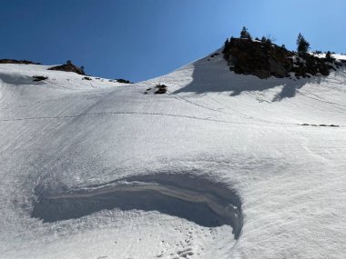 Glarus Alp Dağları 'nın buzlu zirveleri olan İsviçre' nin Glarus Kantonu 'nda (Schweiz)
