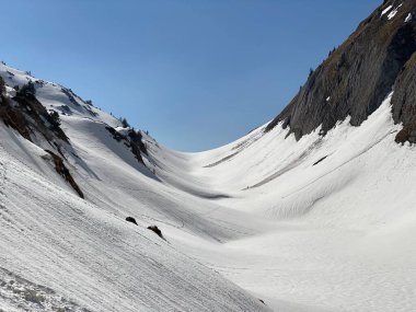 Eriyen kar örtüsü ve Alp Dağları 'ndaki Seeboden Vadisi' ndeki bahar erken dönemlerinde Glarnerland Turizm Bölgesi - Glarus Kantonu, İsviçre / Schweiz
