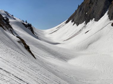 Eriyen kar örtüsü ve Alp Dağları 'ndaki Seeboden Vadisi' ndeki bahar erken dönemlerinde Glarnerland Turizm Bölgesi - Glarus Kantonu, İsviçre / Schweiz