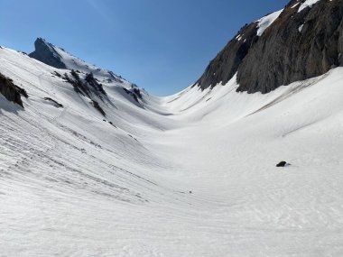 Eriyen kar örtüsü ve Alp Dağları 'ndaki Seeboden Vadisi' ndeki bahar erken dönemlerinde Glarnerland Turizm Bölgesi - Glarus Kantonu, İsviçre / Schweiz
