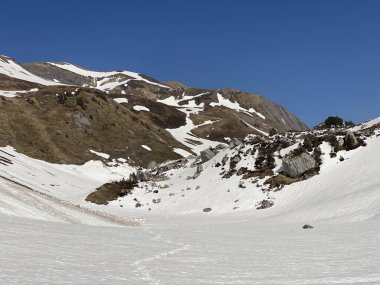 Eriyen kar örtüsü ve Alp Dağları 'ndaki Seeboden Vadisi' ndeki bahar erken dönemlerinde Glarnerland Turizm Bölgesi - Glarus Kantonu, İsviçre / Schweiz