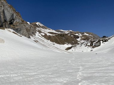 Eriyen kar örtüsü ve Alp Dağları 'ndaki Seeboden Vadisi' ndeki bahar erken dönemlerinde Glarnerland Turizm Bölgesi - Glarus Kantonu, İsviçre / Schweiz