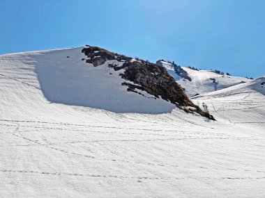 Eriyen kar örtüsü ve Alp Dağları 'ndaki Seeboden Vadisi' ndeki bahar erken dönemlerinde Glarnerland Turizm Bölgesi - Glarus Kantonu, İsviçre / Schweiz