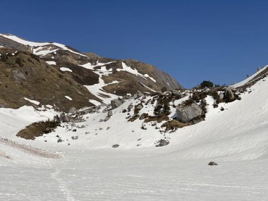 Eriyen kar örtüsü ve Alp Dağları 'ndaki Seeboden Vadisi' ndeki bahar erken dönemlerinde Glarnerland Turizm Bölgesi - Glarus Kantonu, İsviçre / Schweiz