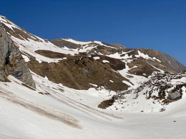 Eriyen kar örtüsü ve Alp Dağları 'ndaki Seeboden Vadisi' ndeki bahar erken dönemlerinde Glarnerland Turizm Bölgesi - Glarus Kantonu, İsviçre / Schweiz