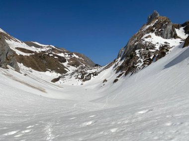 Eriyen kar örtüsü ve Alp Dağları 'ndaki Seeboden Vadisi' ndeki bahar erken dönemlerinde Glarnerland Turizm Bölgesi - Glarus Kantonu, İsviçre / Schweiz