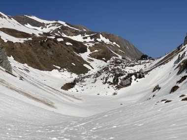Eriyen kar örtüsü ve Alp Dağları 'ndaki Seeboden Vadisi' ndeki bahar erken dönemlerinde Glarnerland Turizm Bölgesi - Glarus Kantonu, İsviçre / Schweiz