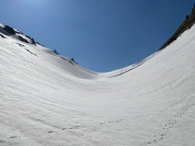 Eriyen kar örtüsü ve Alp Dağları 'ndaki Seeboden Vadisi' ndeki bahar erken dönemlerinde Glarnerland Turizm Bölgesi - Glarus Kantonu, İsviçre / Schweiz