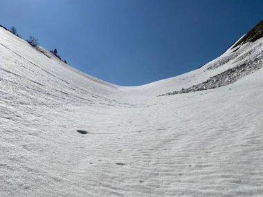 Eriyen kar örtüsü ve Alp Dağları 'ndaki Seeboden Vadisi' ndeki bahar erken dönemlerinde Glarnerland Turizm Bölgesi - Glarus Kantonu, İsviçre / Schweiz