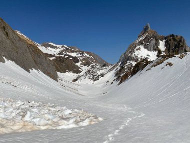 Eriyen kar örtüsü ve Alp Dağları 'ndaki Seeboden Vadisi' ndeki bahar erken dönemlerinde Glarnerland Turizm Bölgesi - Glarus Kantonu, İsviçre / Schweiz