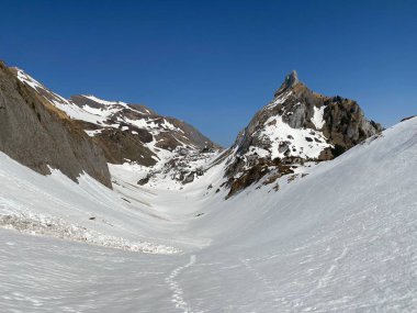 Eriyen kar örtüsü ve Alp Dağları 'ndaki Seeboden Vadisi' ndeki bahar erken dönemlerinde Glarnerland Turizm Bölgesi - Glarus Kantonu, İsviçre / Schweiz