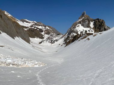 Eriyen kar örtüsü ve Alp Dağları 'ndaki Seeboden Vadisi' ndeki bahar erken dönemlerinde Glarnerland Turizm Bölgesi - Glarus Kantonu, İsviçre / Schweiz