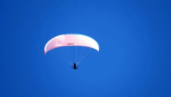 Parapentes Céu Acima Dos Vales Alpinos Picos Gelados Maciço Montanhoso — Fotografia de Stock