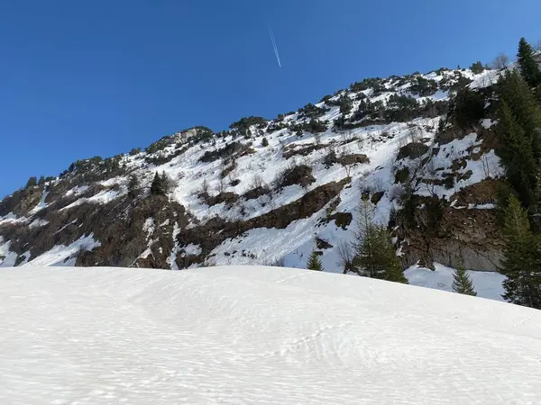Snötäckta Bergstoppar Chammlenen Chaemmlenen Bergskedjan Glarus Alperna Över Reservoaren Klontalersee — Stockfoto