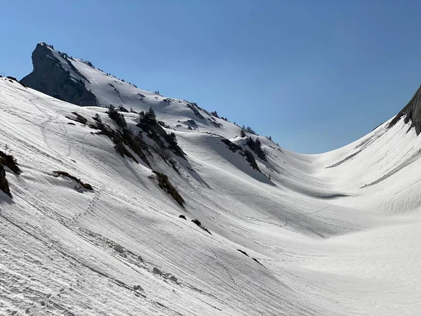 Schmelzende Schneedecke Und Frühlingshaftes Ambiente Alpental Seeboden Den Glarner Alpen — Stockfoto