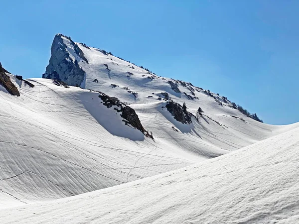 Olvadó Hótakaró Kora Tavaszi Hangulat Alpesi Seeboden Völgyben Glarus Alpokban — Stock Fotó