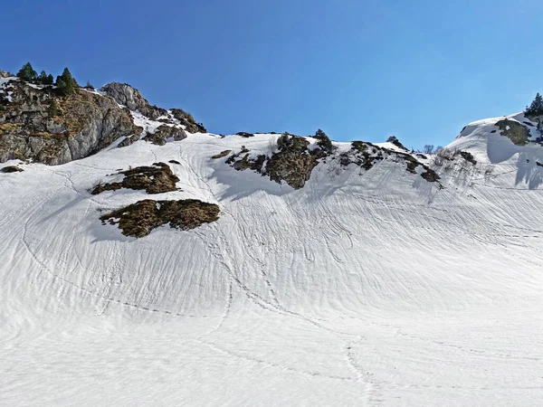 Cubierta Nieve Derretida Ambiente Primaveral Valle Alpino Seeboden Macizo Montañoso — Foto de Stock