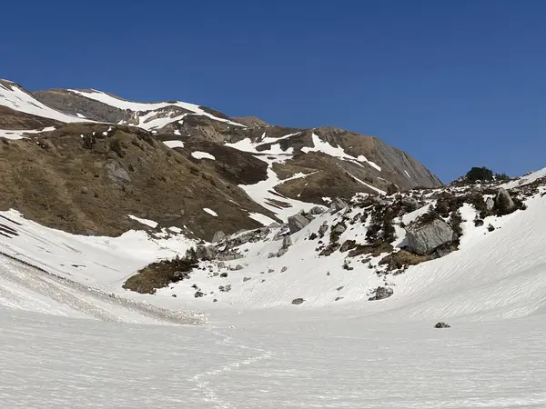 Cubierta Nieve Derretida Ambiente Primaveral Valle Alpino Seeboden Macizo Montañoso — Foto de Stock