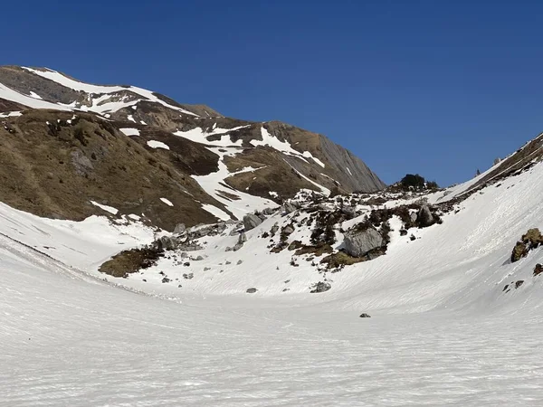 Olvadó Hótakaró Kora Tavaszi Hangulat Alpesi Seeboden Völgyben Glarus Alpokban — Stock Fotó