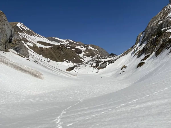 アルプスの谷で融雪雪と早春の雰囲気シーボデン山塊 グラナーランド観光地域 カントン グラス スイス スイス — ストック写真