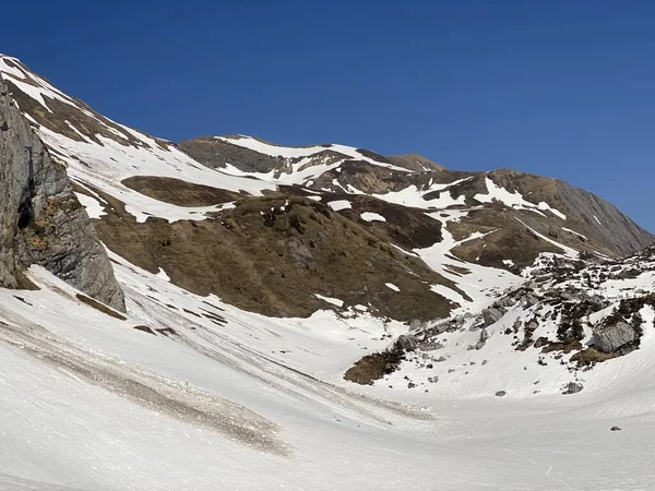 Cubierta Nieve Derretida Ambiente Primaveral Valle Alpino Seeboden Macizo Montañoso —  Fotos de Stock