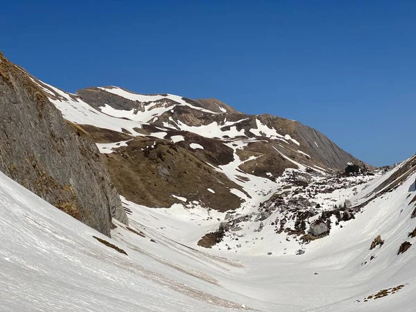 Eriyen kar örtüsü ve Alp Dağları 'ndaki Seeboden Vadisi' ndeki bahar erken dönemlerinde Glarnerland Turizm Bölgesi - Glarus Kantonu, İsviçre / Schweiz