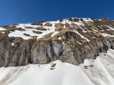 Rocky tepesi Chrutlenstogg (1966 m) ile Glarus Alpleri dağ sırasındaki Chrutlenwand kayalığı, Klontalersee gölünün (veya Kloentalersee) üzerinde ve Kloental alp vadisi - Glarus Kantonu, İsviçre / Schweiz