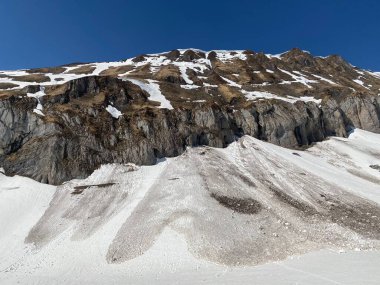 Rocky tepesi Chrutlenstogg (1966 m) ile Glarus Alpleri dağ sırasındaki Chrutlenwand kayalığı, Klontalersee gölünün (veya Kloentalersee) üzerinde ve Kloental alp vadisi - Glarus Kantonu, İsviçre / Schweiz