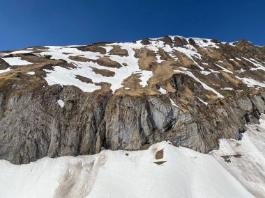 Rocky tepesi Chrutlenstogg (1966 m) ile Glarus Alpleri dağ sırasındaki Chrutlenwand kayalığı, Klontalersee gölünün (veya Kloentalersee) üzerinde ve Kloental alp vadisi - Glarus Kantonu, İsviçre / Schweiz