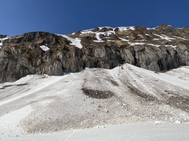 Rocky tepesi Chrutlenstogg (1966 m) ile Glarus Alpleri dağ sırasındaki Chrutlenwand kayalığı, Klontalersee gölünün (veya Kloentalersee) üzerinde ve Kloental alp vadisi - Glarus Kantonu, İsviçre / Schweiz