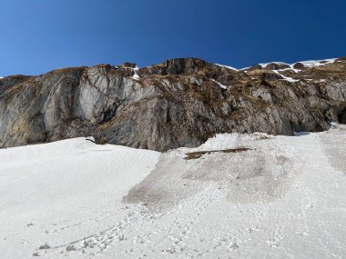 Rocky tepesi Chrutlenstogg (1966 m) ile Glarus Alpleri dağ sırasındaki Chrutlenwand kayalığı, Klontalersee gölünün (veya Kloentalersee) üzerinde ve Kloental alp vadisi - Glarus Kantonu, İsviçre / Schweiz