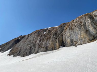 Rocky tepesi Chrutlenstogg (1966 m) ile Glarus Alpleri dağ sırasındaki Chrutlenwand kayalığı, Klontalersee gölünün (veya Kloentalersee) üzerinde ve Kloental alp vadisi - Glarus Kantonu, İsviçre / Schweiz