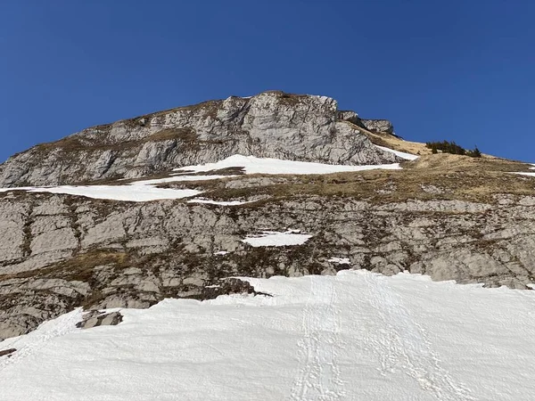 グロース アルプス山脈の切り立った崖のあるロッキーピーク クリュッレンストロッグ 1966 クロンタルゼー貯水池の湖 またはクロンタルゼー とクロアンタル アルプス渓谷の上 グラス スイス — ストック写真