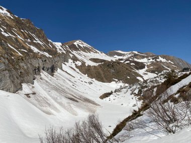 Glarus Alp Dağları 'ndaki Breitchamm (2086 m) ve Schijen (2259 m) tepeleri, Klontalersee Rezerv Gölü (veya Kloentalersee) ve Kloental Alp Vadisi - Glarus Kantonu, İsviçre / Schweiz