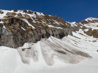 Glarus Alp Dağları 'ndaki Breitchamm (2086 m) ve Schijen (2259 m) tepeleri, Klontalersee Rezerv Gölü (veya Kloentalersee) ve Kloental Alp Vadisi - Glarus Kantonu, İsviçre / Schweiz
