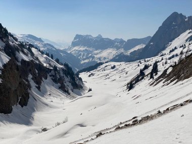 Eriyen kar örtüsü ve Alp Vadisi 'ndeki erken bahar atmosferi Lochboden ve Glarus Alp Dağları' ndaki Sulzbach deresi vadisinde - Glarus Kantonu, İsviçre / Schweiz