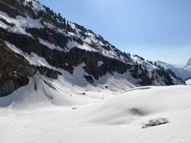 Eriyen kar örtüsü ve Alp Vadisi 'ndeki erken bahar atmosferi Lochboden ve Glarus Alp Dağları' ndaki Sulzbach deresi vadisinde - Glarus Kantonu, İsviçre / Schweiz