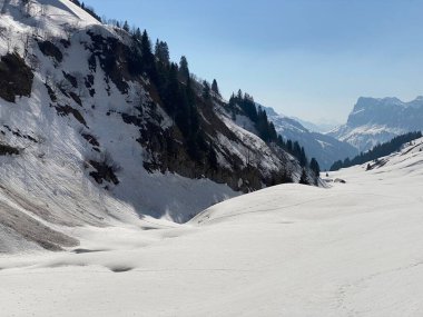 Eriyen kar örtüsü ve Alp Vadisi 'ndeki erken bahar atmosferi Lochboden ve Glarus Alp Dağları' ndaki Sulzbach deresi vadisinde - Glarus Kantonu, İsviçre / Schweiz