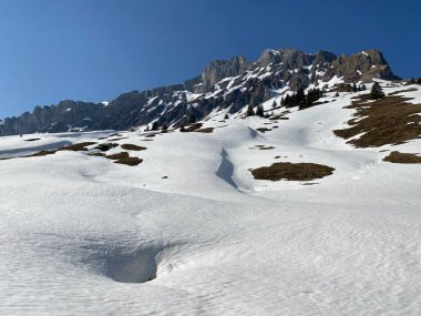 Rocky tepeleri Mutteristock (2295 m) ve Radertenstock (ya da Raedertenstock, 2294 m) Schwyz Prealps dağ sırası, Wagitalersee rezervuar gölü (Waegitalersee ya da Wagitaler gölü) - Glarus Kantonu, İsviçre / Schweiz