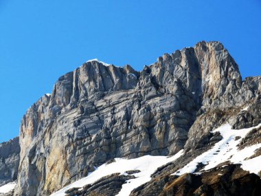 Schwyz Prealps dağ sırasındaki Rocky Peak Mutteristock (2295 m) ve Wagitalersee rezervuar gölü üzerindeki (Waegitalersee veya Wagitaler gölü) - Glarus Kantonu, İsviçre / Schweiz