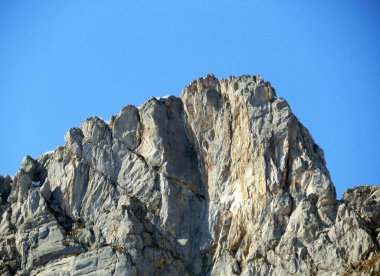 Schwyz Prealps dağ sırasındaki Rocky Peak Mutteristock (2295 m) ve Wagitalersee rezervuar gölü üzerindeki (Waegitalersee veya Wagitaler gölü) - Glarus Kantonu, İsviçre / Schweiz