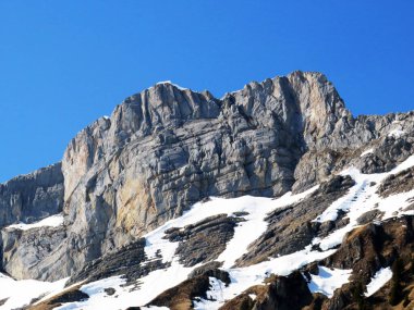 Schwyz Prealps dağ sırasındaki Rocky Peak Mutteristock (2295 m) ve Wagitalersee rezervuar gölü üzerindeki (Waegitalersee veya Wagitaler gölü) - Glarus Kantonu, İsviçre / Schweiz