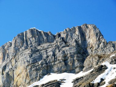 Schwyz Prealps dağ sırasındaki Rocky Peak Mutteristock (2295 m) ve Wagitalersee rezervuar gölü üzerindeki (Waegitalersee veya Wagitaler gölü) - Glarus Kantonu, İsviçre / Schweiz