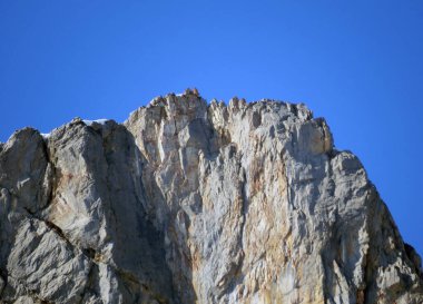 Schwyz Prealps dağ sırasındaki Rocky Peak Mutteristock (2295 m) ve Wagitalersee rezervuar gölü üzerindeki (Waegitalersee veya Wagitaler gölü) - Glarus Kantonu, İsviçre / Schweiz