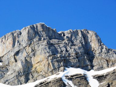 Schwyz Prealps dağ sırasındaki Rocky Peak Mutteristock (2295 m) ve Wagitalersee rezervuar gölü üzerindeki (Waegitalersee veya Wagitaler gölü) - Glarus Kantonu, İsviçre / Schweiz