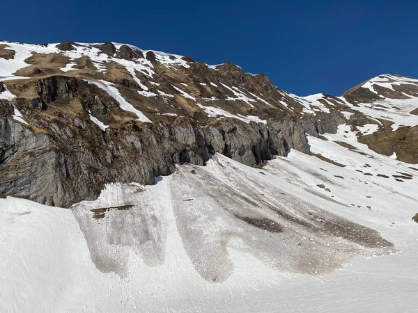 Sneeuwtoppen Breitchamm 2086 Schijen 2259 Bergketen Glarus Alpen Het Stuwmeer — Stockfoto