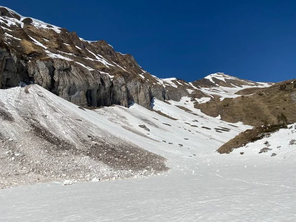Sneeuwtoppen Breitchamm 2086 Schijen 2259 Bergketen Glarus Alpen Het Stuwmeer — Stockfoto