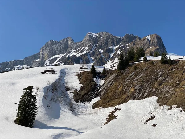 Скалистые Вершины Mutteristock 2295 Radertenstock Raedertenstock 2294 Горном Хребте Schwyz — стоковое фото